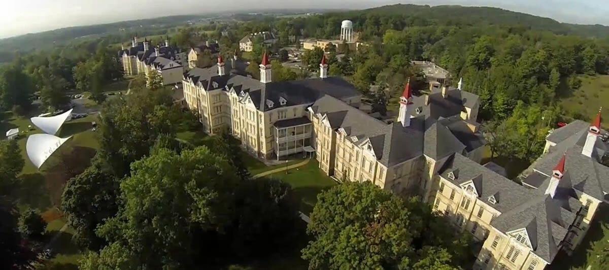 Condo On State Hospital Grounds! Traverse City Eksteriør billede
