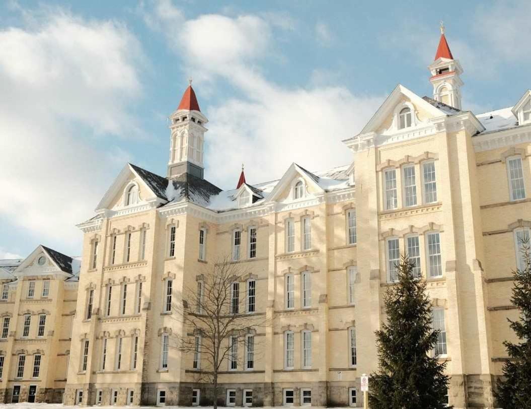 Condo On State Hospital Grounds! Traverse City Eksteriør billede
